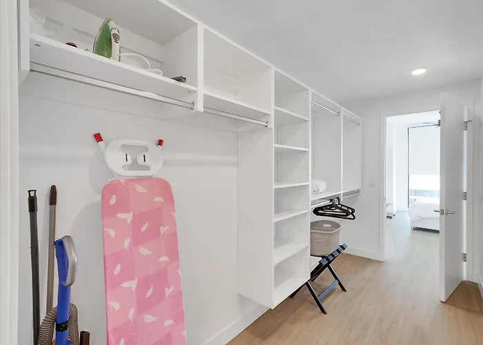 Global Luxury At Downtown Apartment