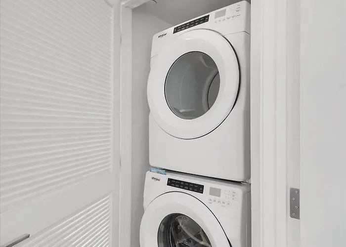 Global Luxury At Downtown Apartment