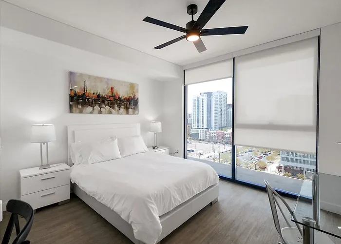 Global Luxury At Downtown Apartment